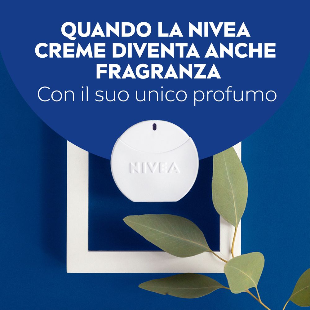Flacone rotondo bianco di Eau de Toilette. NIVEA è scritto sul flacone. Testo in italiano.
