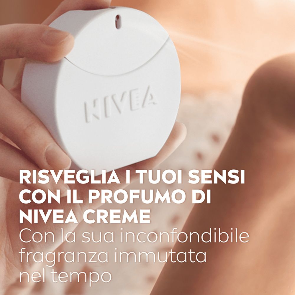 Flacone rotondo bianco di Eau de Toilette. NIVEA è scritto sul flacone. Testo in italiano.