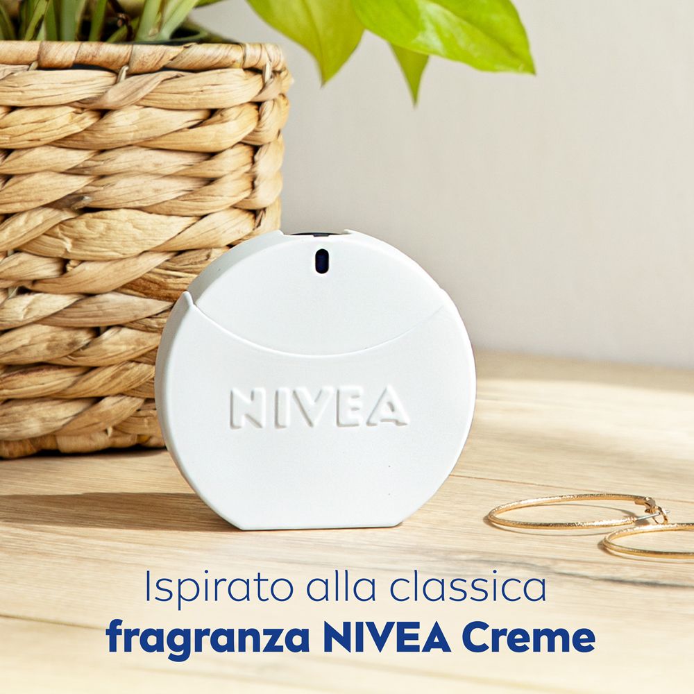 Flacone rotondo bianco di Eau de Toilette. NIVEA è scritto sul flacone. Testo in italiano.