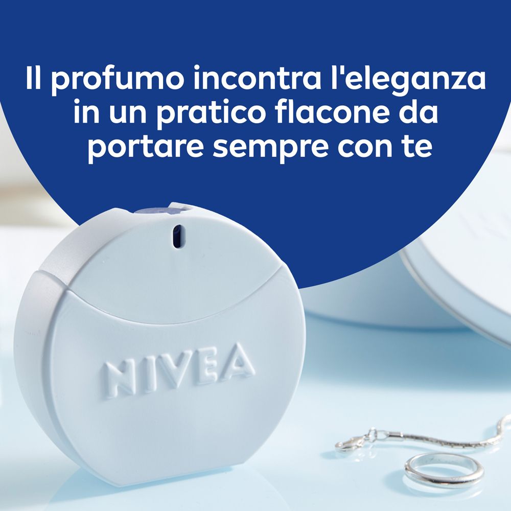 Flacone rotondo bianco di Eau de Toilette. NIVEA è scritto sul flacone. Testo in italiano.