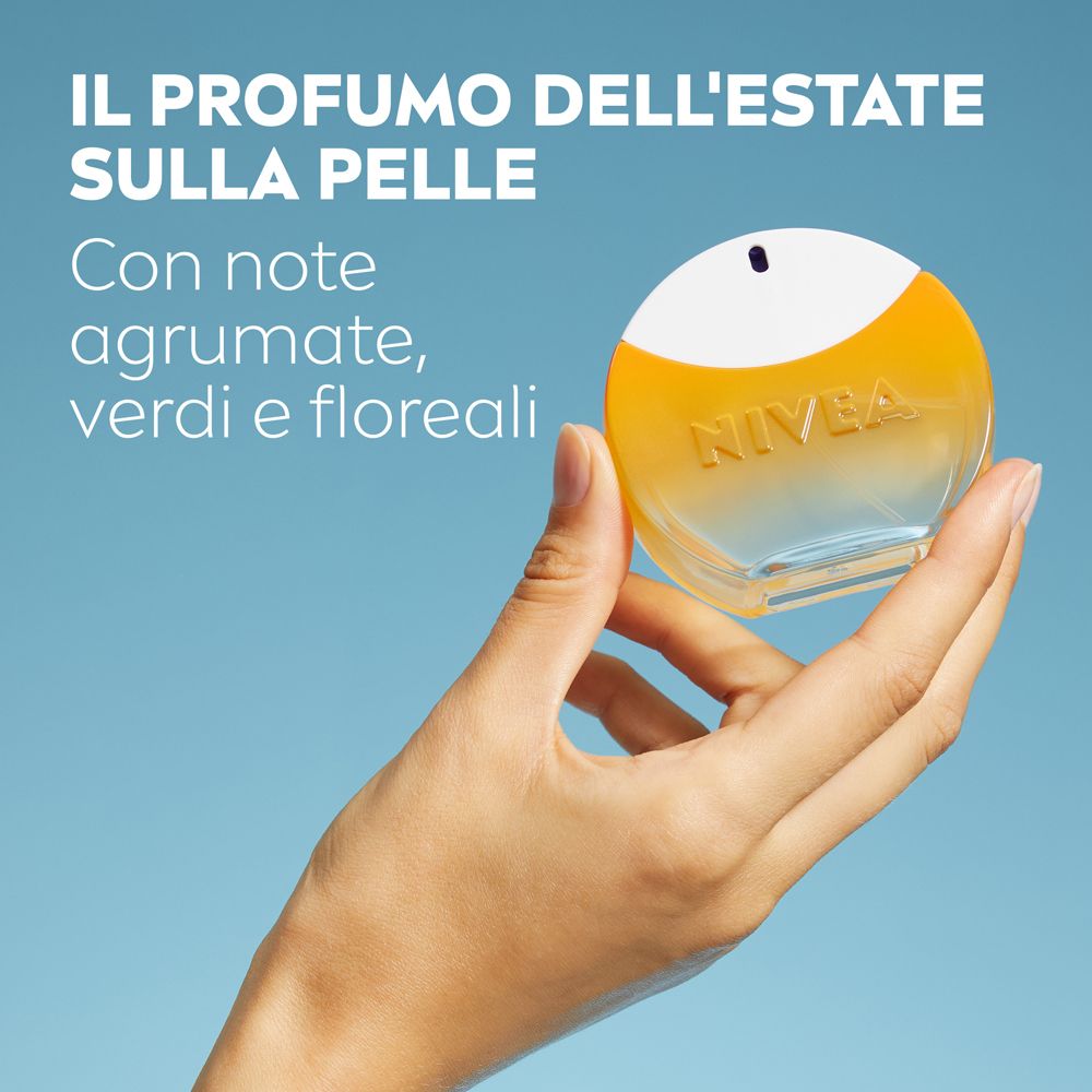 Mano che tiene un flacone rotondo Nivea Sun Eau De Toilette. Bianco-arancio. Testo: NIVEA. Sfondo blu.