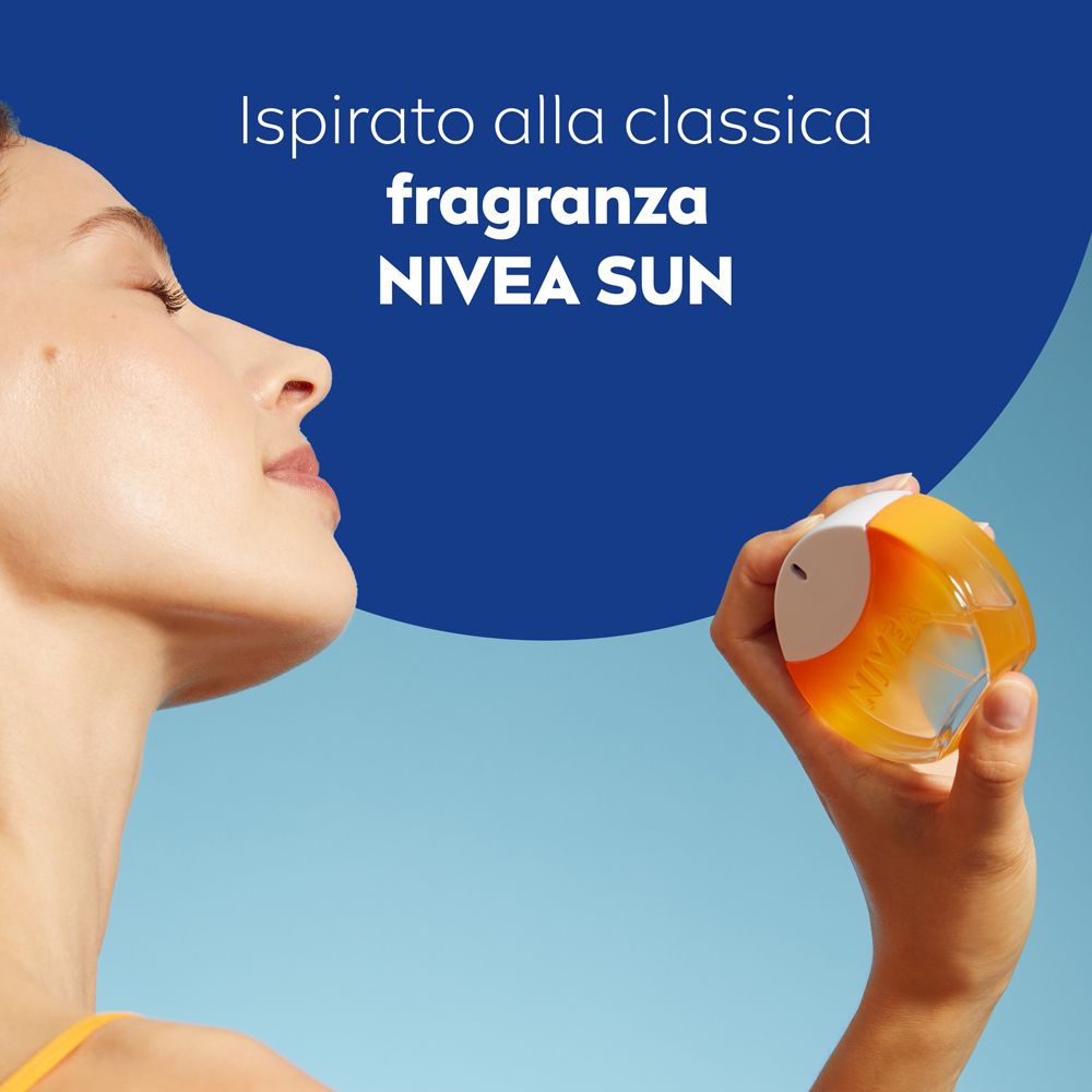 Donna che tiene un flacone Nivea Sun Eau De Toilette. Bianco-arancio. Testo: NIVEA. Sfondo blu.