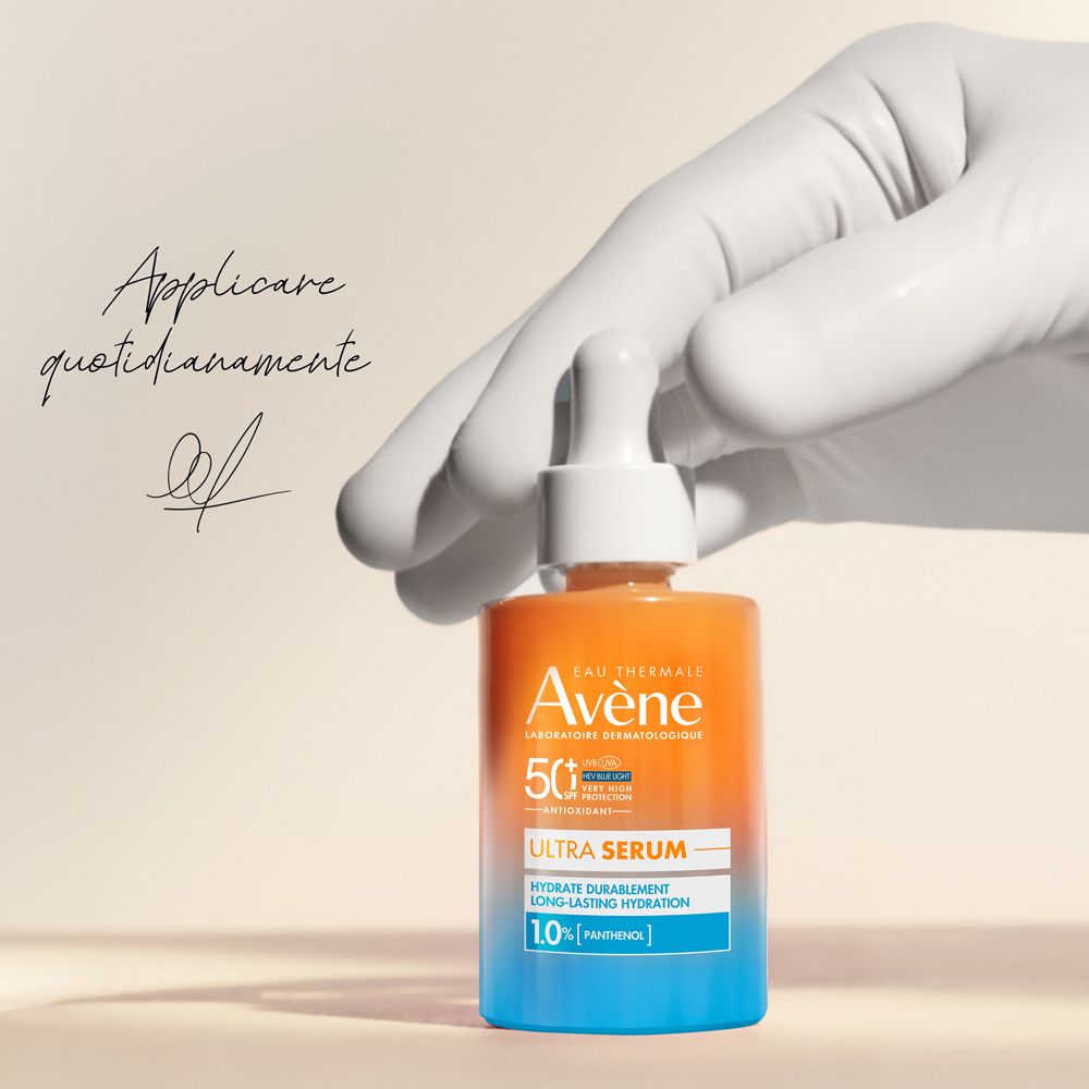 Mano con flacone. Testo: Eau Thermale Avène, Ultra Serum SPF50+, 1.0% Panthenol.