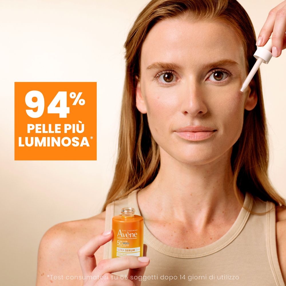 Donna con flacone. Testo: 94% Pelle più luminosa, Eau Thermale Avène, Ultra Serum SPF50+.