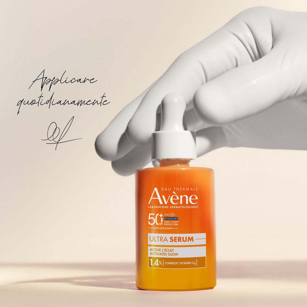 Mano con flacone. Testo: Applicare quotidianamente, Eau Thermale Avène, Ultra Serum SPF50+.