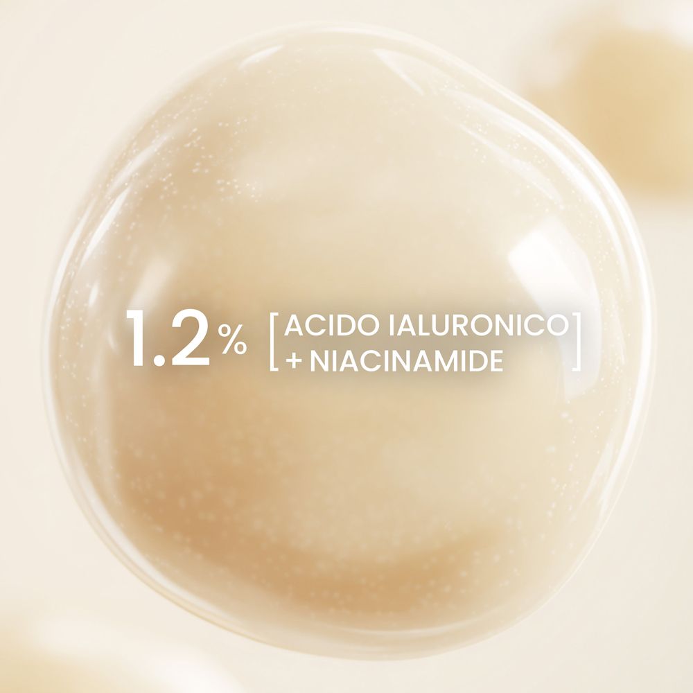 Primo piano di una sfera. Testo: 1.2% [Acido Ialuronico] + Niacinamide.