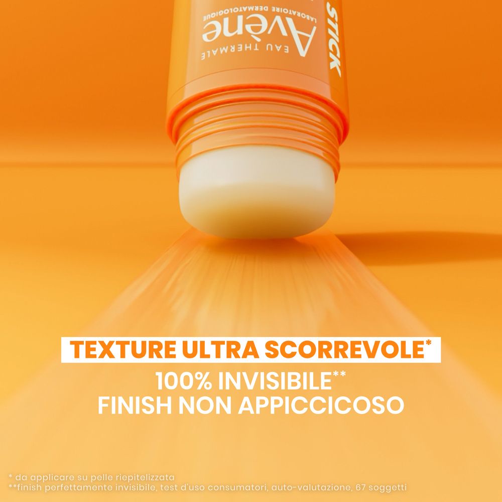 Primo piano dello stick. Testo: Texture Ultra Scorrevole, 100% Invisible, Finish Non Appiccicoso.