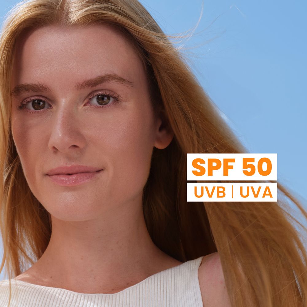 Donna bionda. Testo: SPF 50, UVB | UVA.
