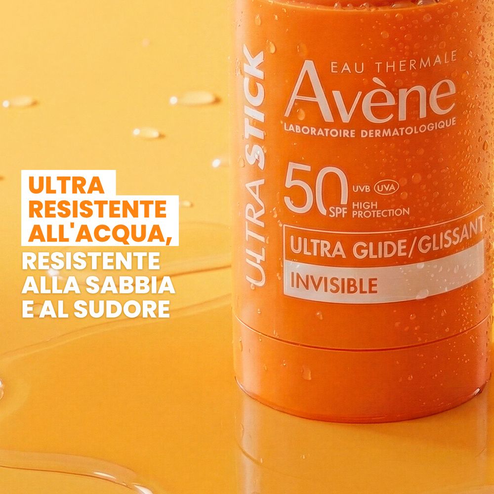 Primo piano dello stick. Testo: Ultra Resistente All'acqua, Alla Sabbia E Al Sudore, Avène, SPF 50.