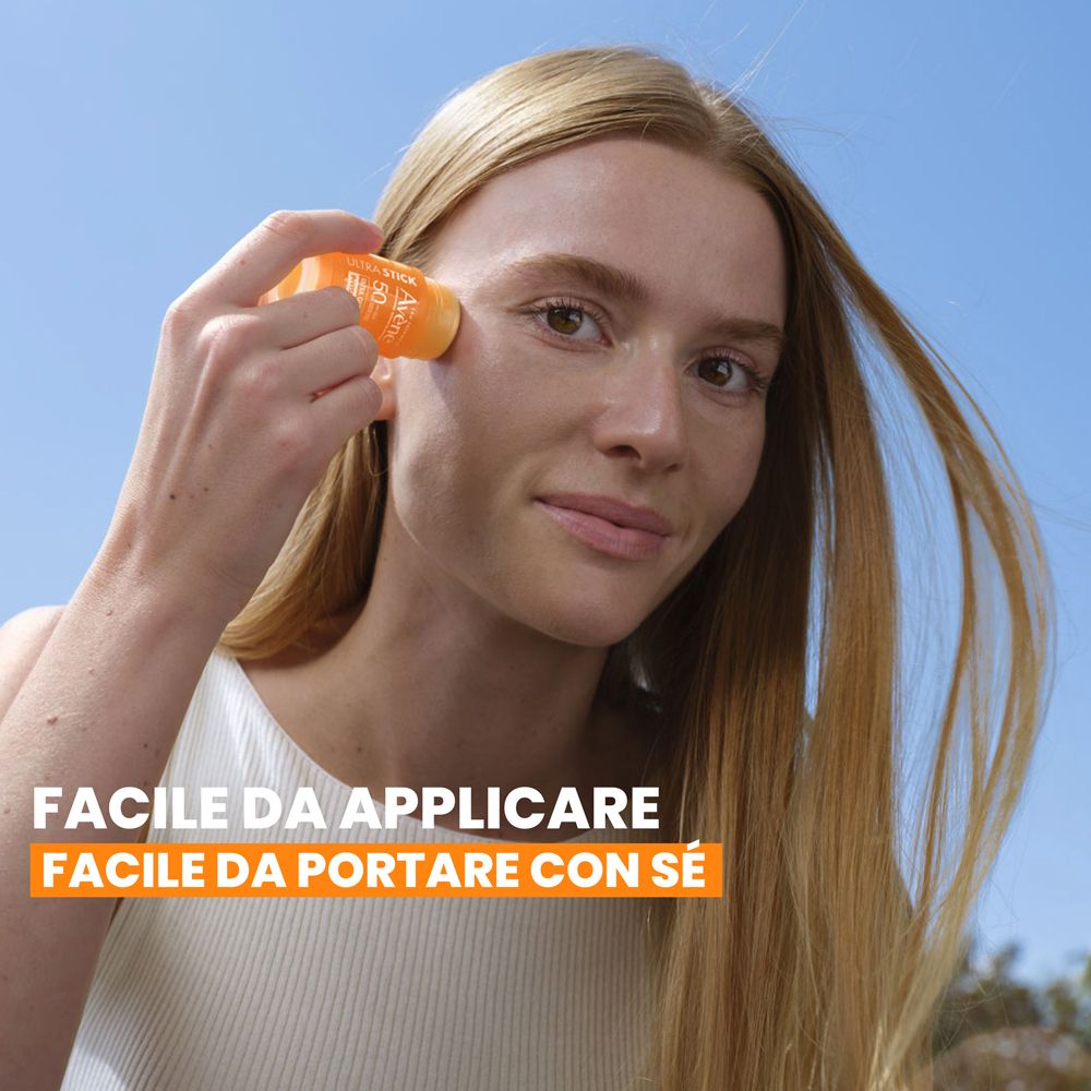 Donna applica la protezione solare sul viso. Testo: Facile Da Applicare, Facile Da Portare Con Sé.