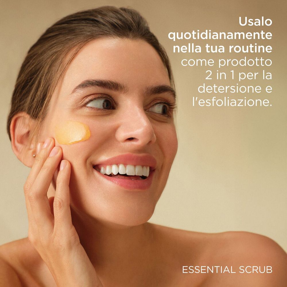 Donna che si tocca il viso. Testo: Usalo quotidianamente nella tua routine come prodotto 2 in 1 per la detersione e l'esfoliazione.