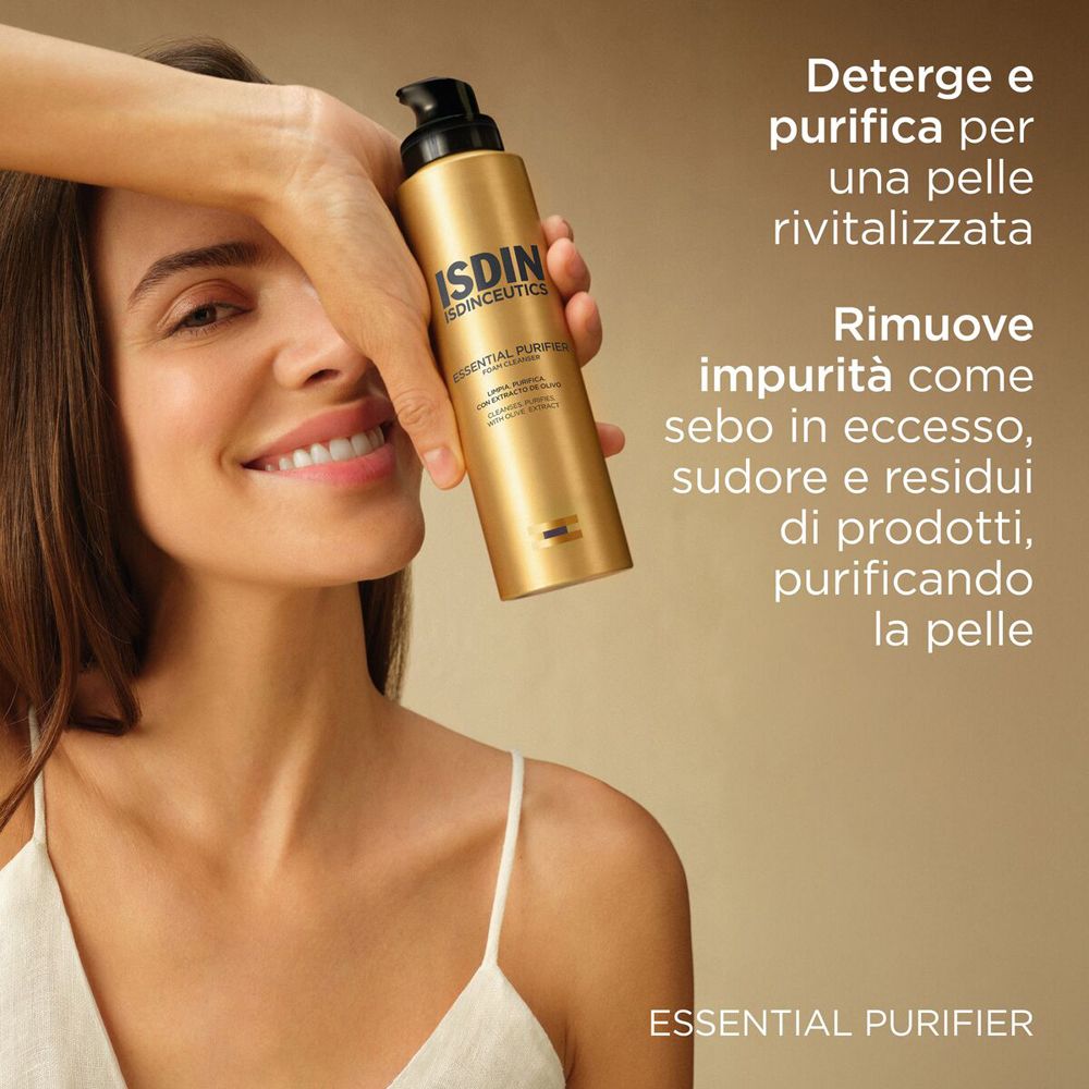 Donna tiene flacone dorato davanti al viso. Testo: Deterge e purifica per una pelle rivitalizzata.