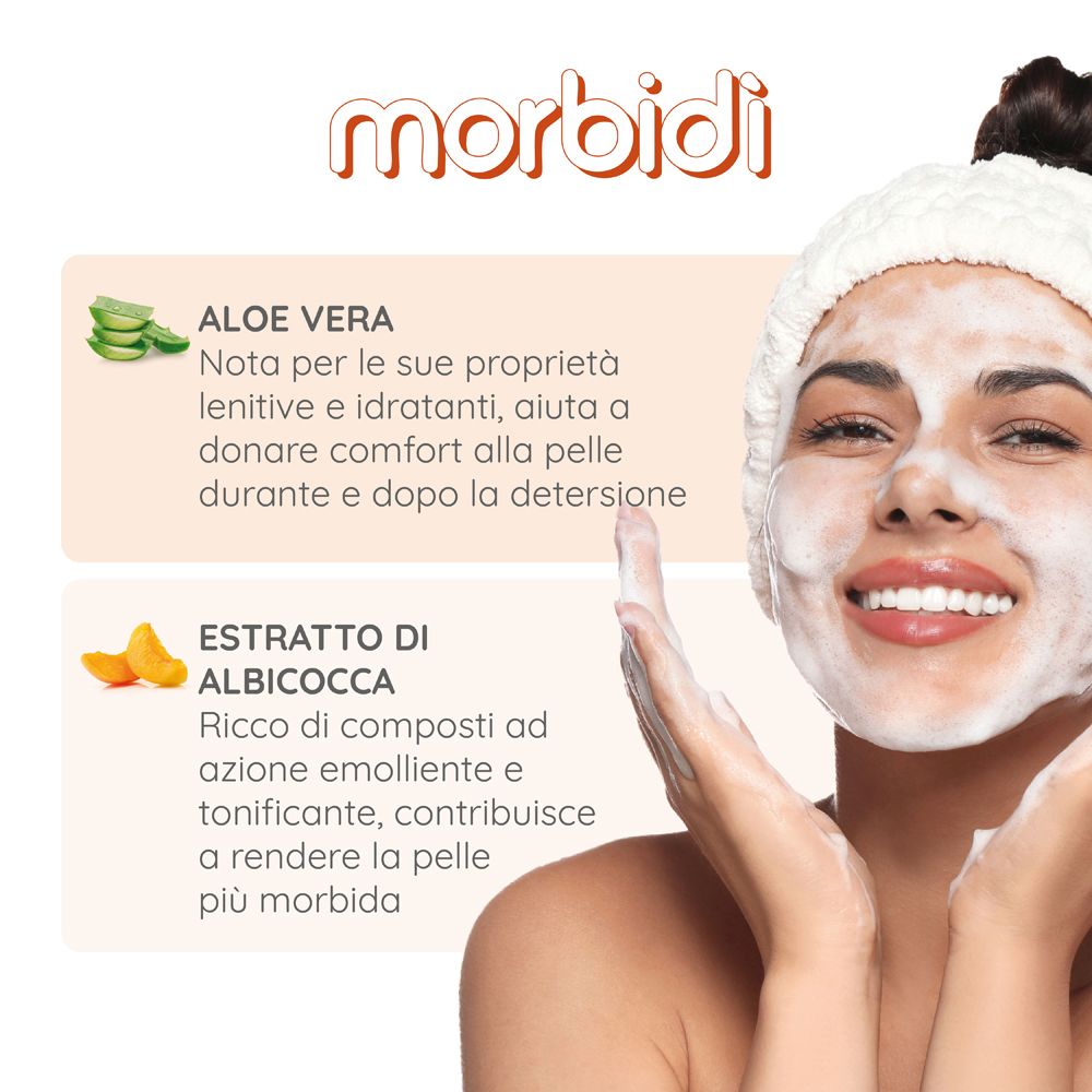 Donna con schiuma sul viso. Testo: Aloe Vera ed Estratto di Albicocca. Scritta: morbidi.