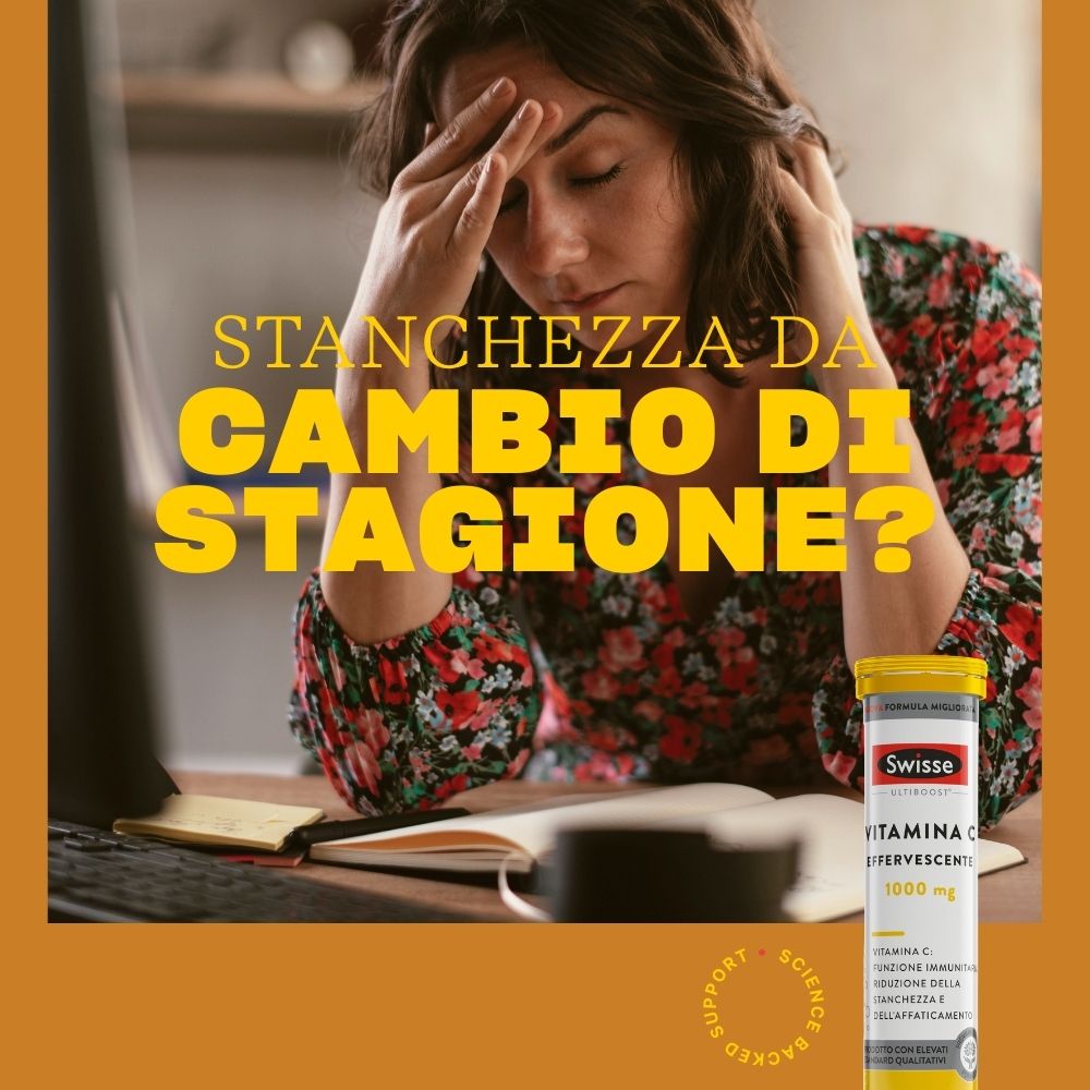 Donna con mano sulla fronte. Su sfondo giallo: Swisse Vitamina C 1000 mg. Testo: Stanchezza da cambio di stagione?