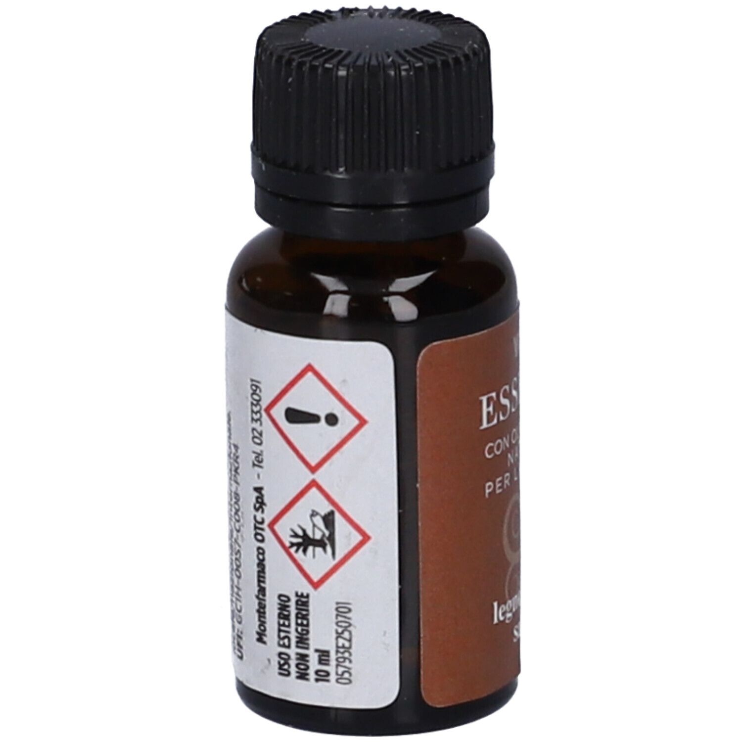 Flacone di vetro marrone con tappo nero. Etichetta con simboli di avvertimento e testo. Testo: Essentia, legno di cedro sandalo, 10 ml.