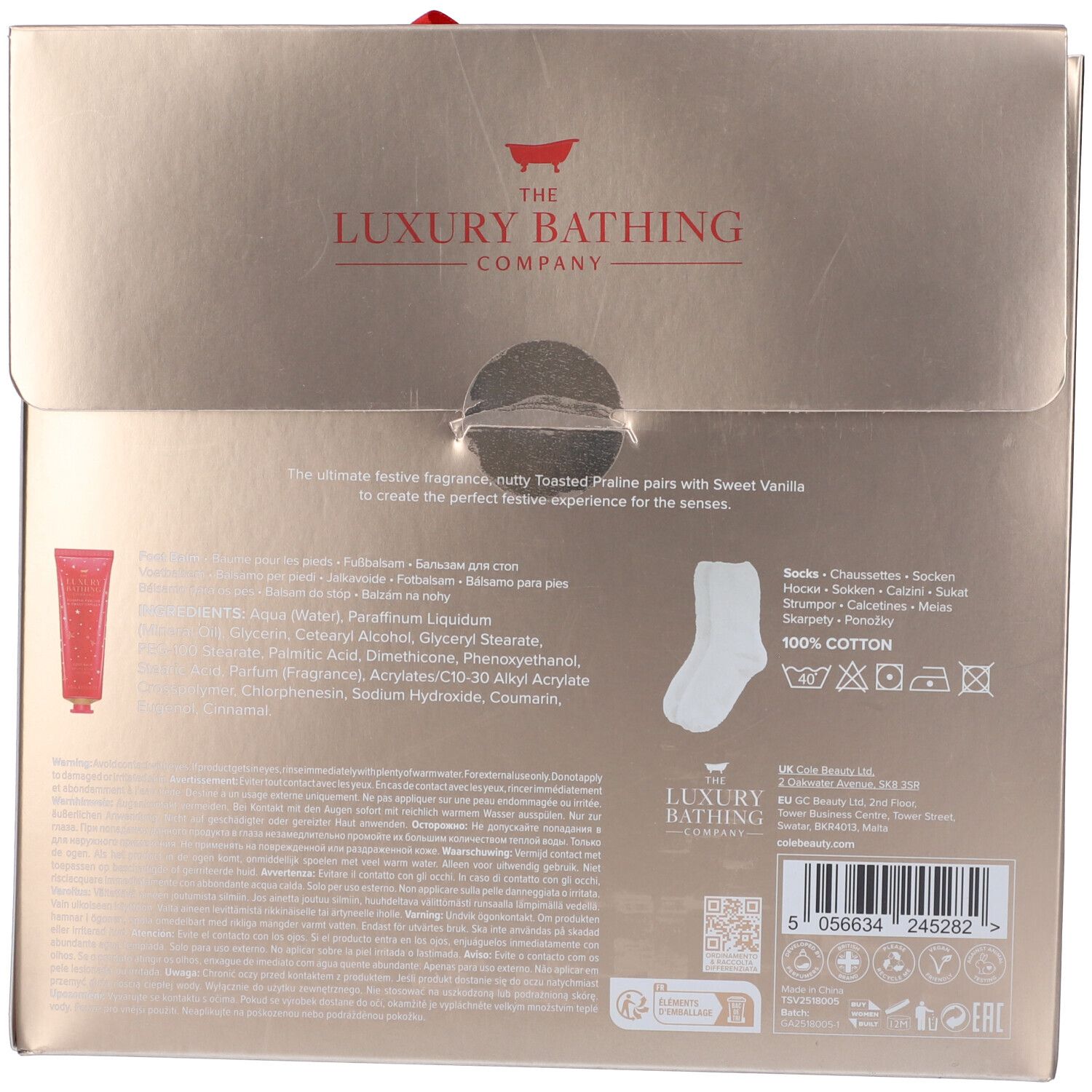Retro della confezione regalo. Mostra informazioni sul prodotto, ingredienti e testo: « The Luxury Bathing Company ». Calzini bianchi illustrati.