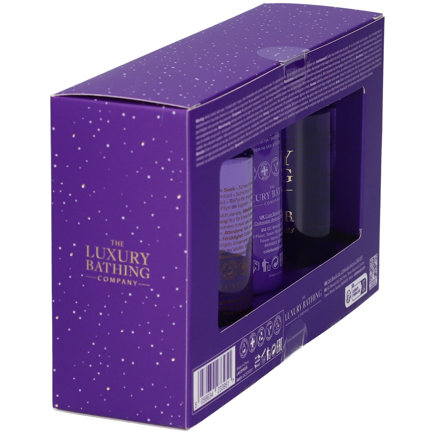 Vista obliqua della confezione regalo viola. Gel doccia, crema mani e crema corpo visibili. Marchio: The Luxury Bathing Company.