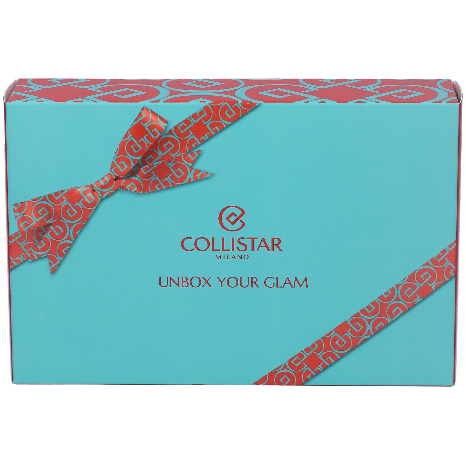 Scatola regalo turchese con fiocco rosso e logo. Scritta: Collistar Milano, UNBOX YOUR GLAM.