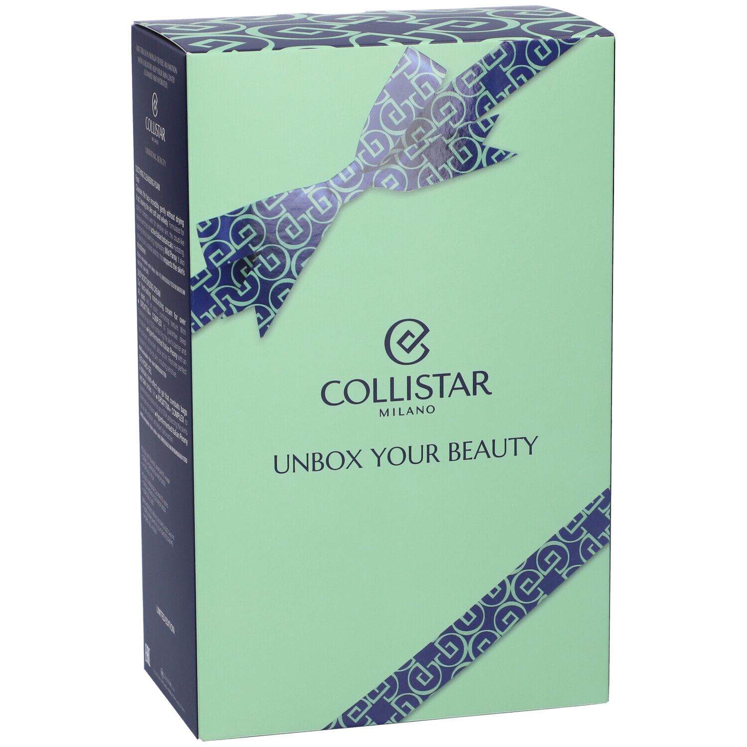 Confezione regalo verde chiaro con motivo fiocco blu. Scritta: Collistar, Unbox Your Beauty. Testo laterale.