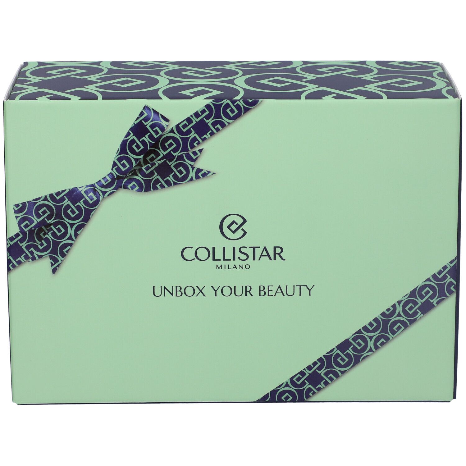 Scatola regalo verde chiaro con motivo blu. Logo e scritta 'COLLISTAR MILANO UNBOX YOUR BEAUTY'.
