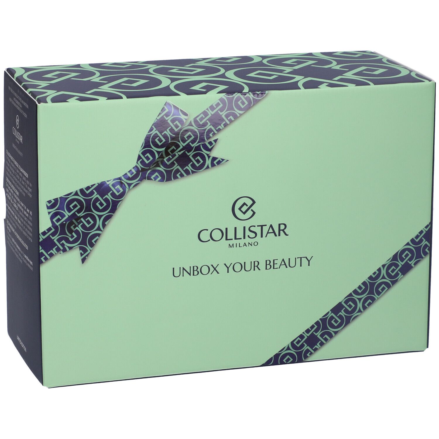 Scatola regalo verde chiaro con motivo blu. Logo e scritta 'COLLISTAR MILANO UNBOX YOUR BEAUTY'.