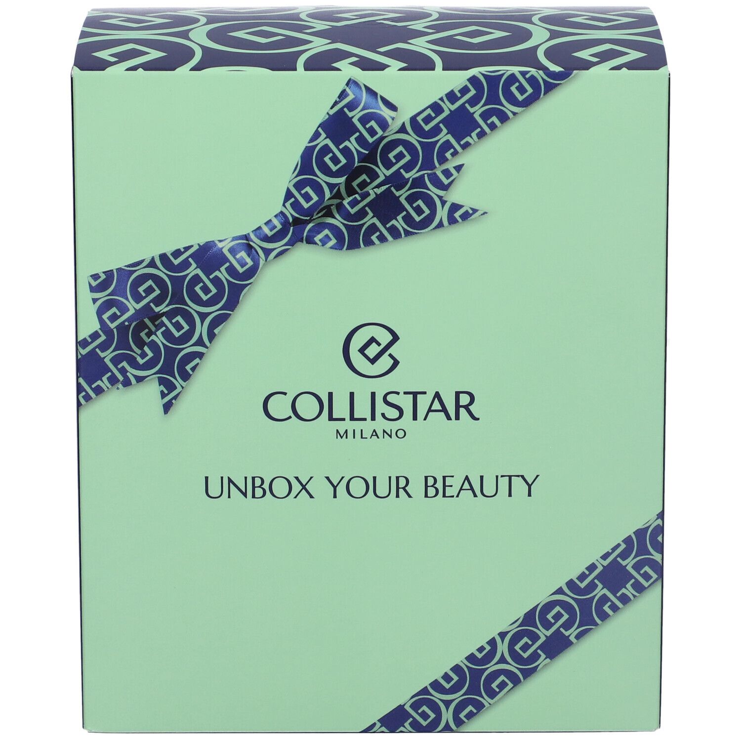 Scatola verde chiaro con nastro blu. Logo e scritta: Collistar Milano, Unbox Your Beauty.