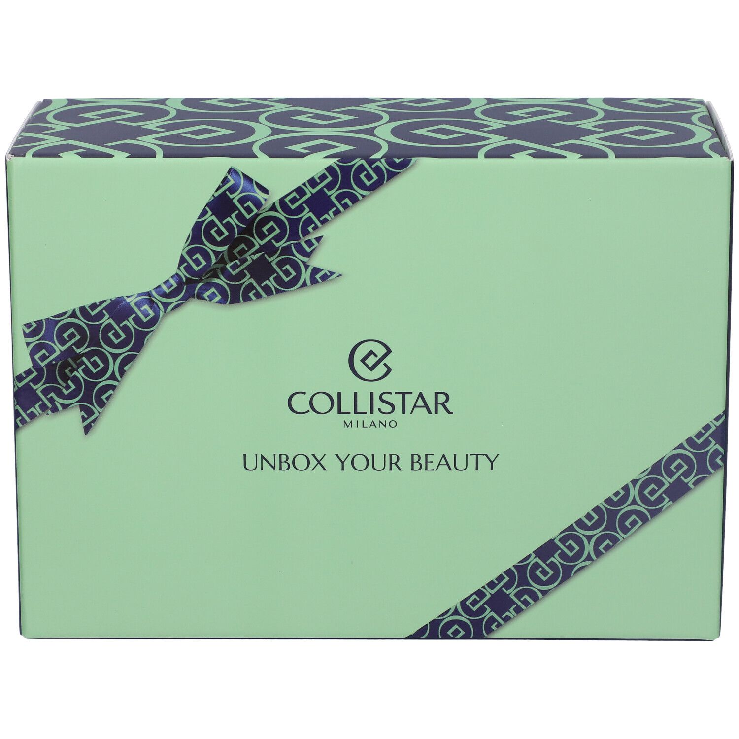 Scatola regalo verde con motivo blu e fiocco. Scritta: Collistar, Unbox Your Beauty.