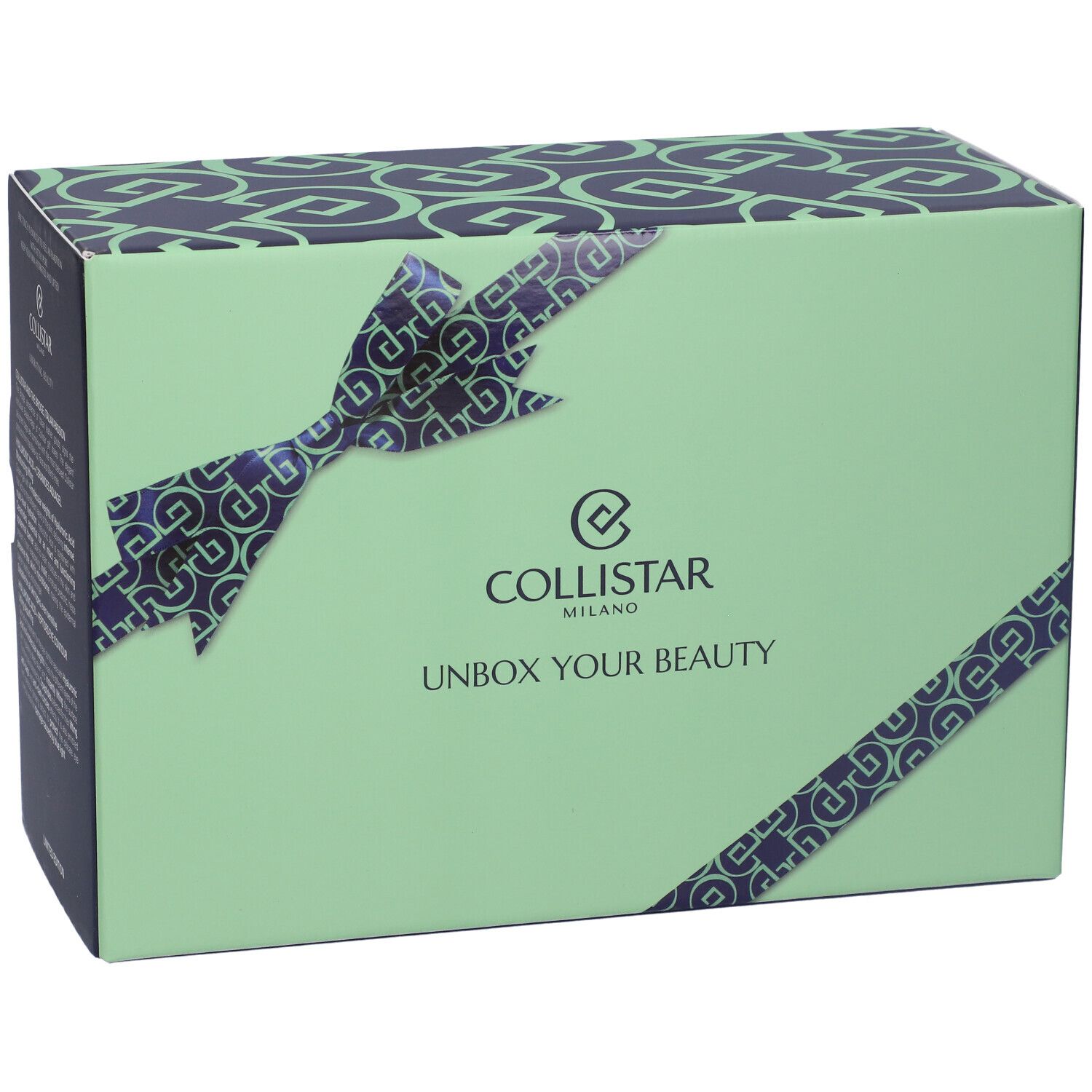 Scatola regalo verde con motivo blu e fiocco. Scritta: Collistar, Unbox Your Beauty.