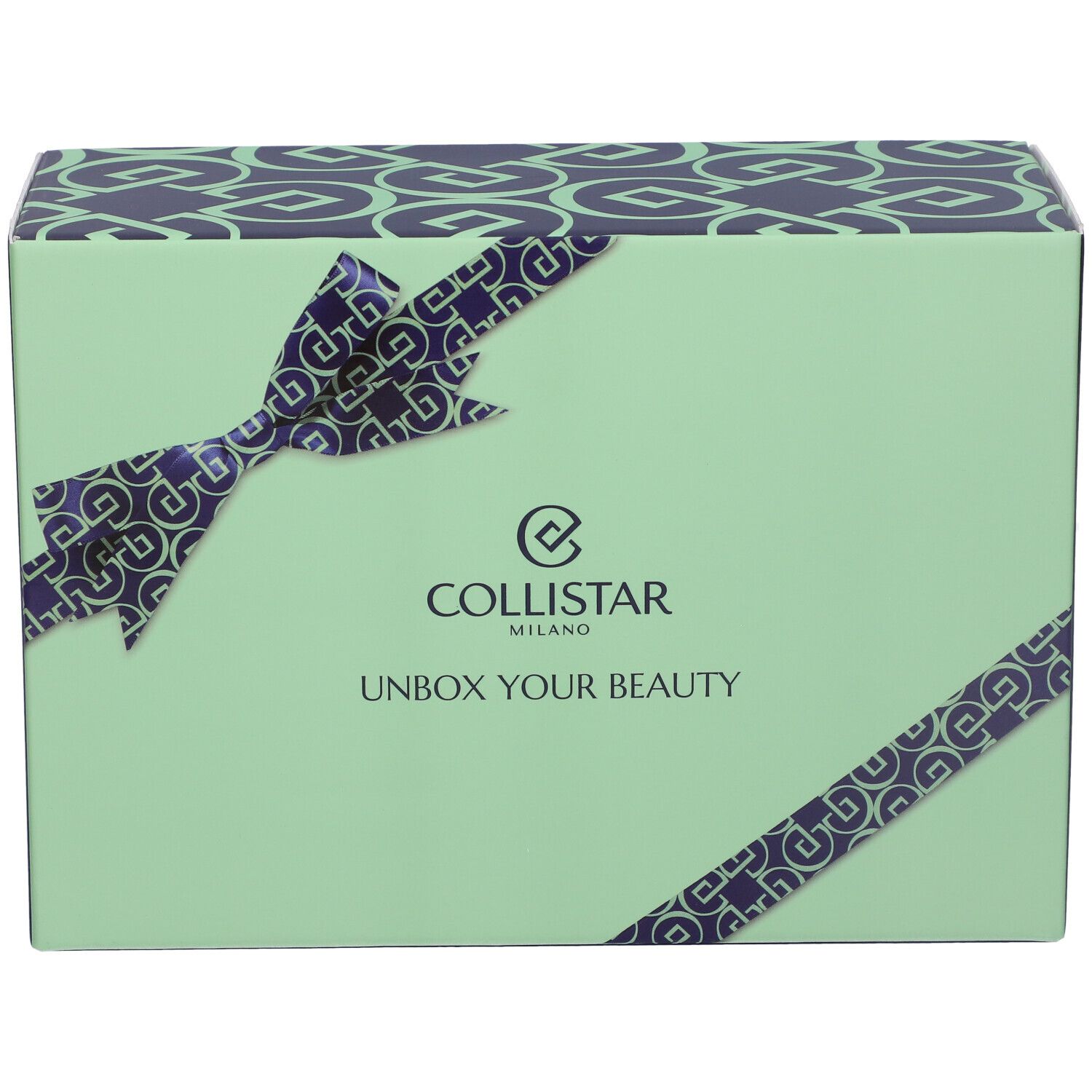 Scatola regalo verde chiaro con motivo blu. Scritta: Collistar, Unbox Your Beauty. Fiocco e fascia diagonale.