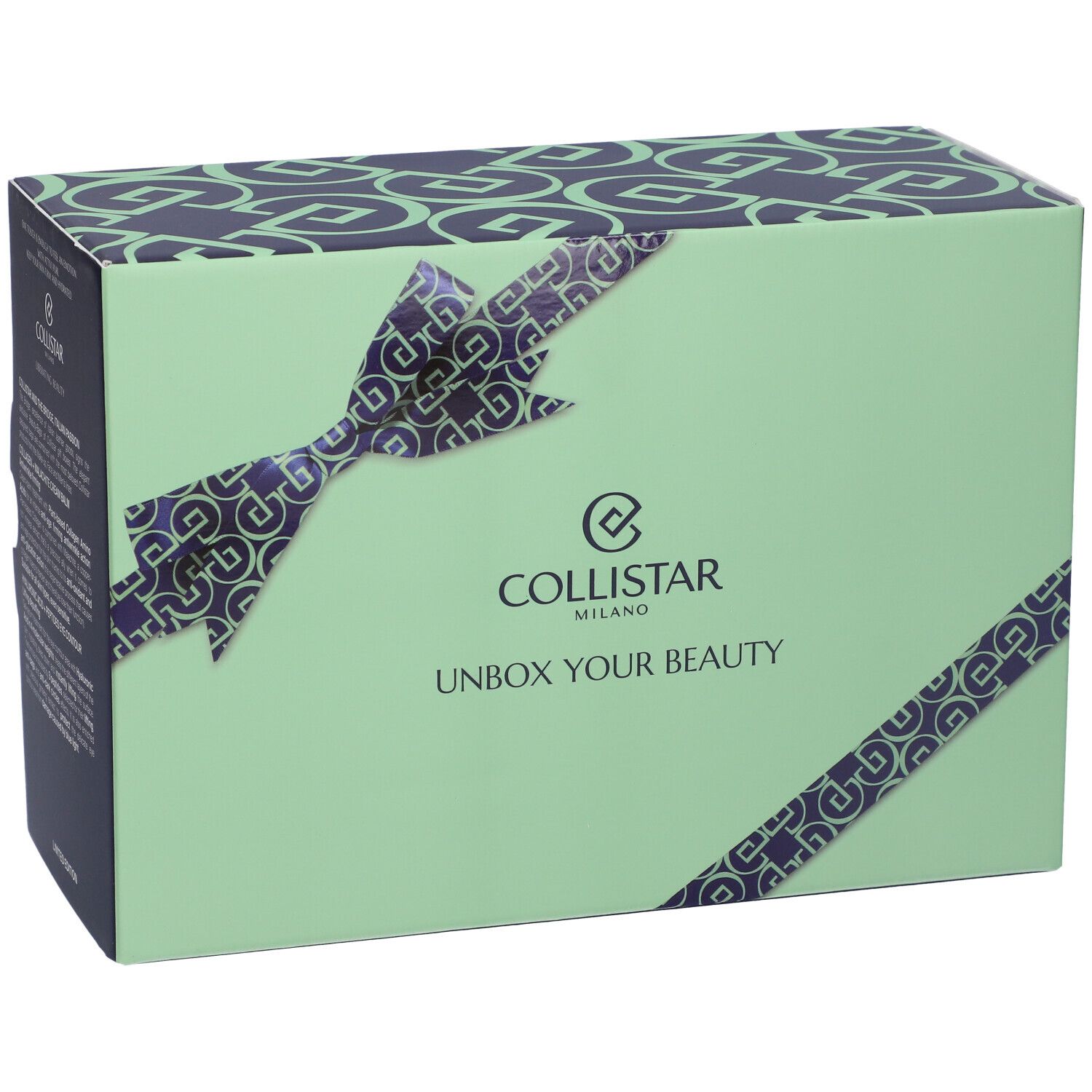 Scatola regalo verde chiaro con motivo blu. Scritta: Collistar, Unbox Your Beauty. Fiocco e fascia diagonale.