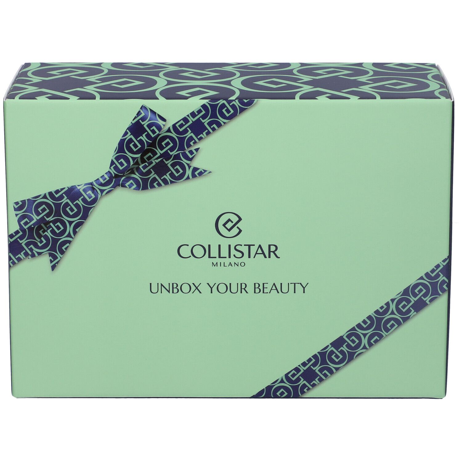 Scatola regalo verde con nastro blu. Scritta: Collistar, Unbox Your Beauty.