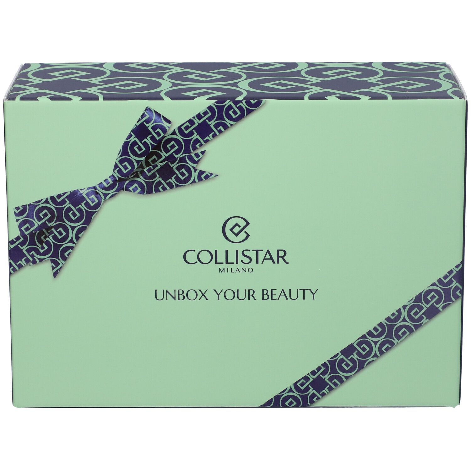 Scatola regalo verde chiaro con motivo blu. Scritta: COLLISTAR MILANO, UNBOX YOUR BEAUTY. Motivo fiocco.
