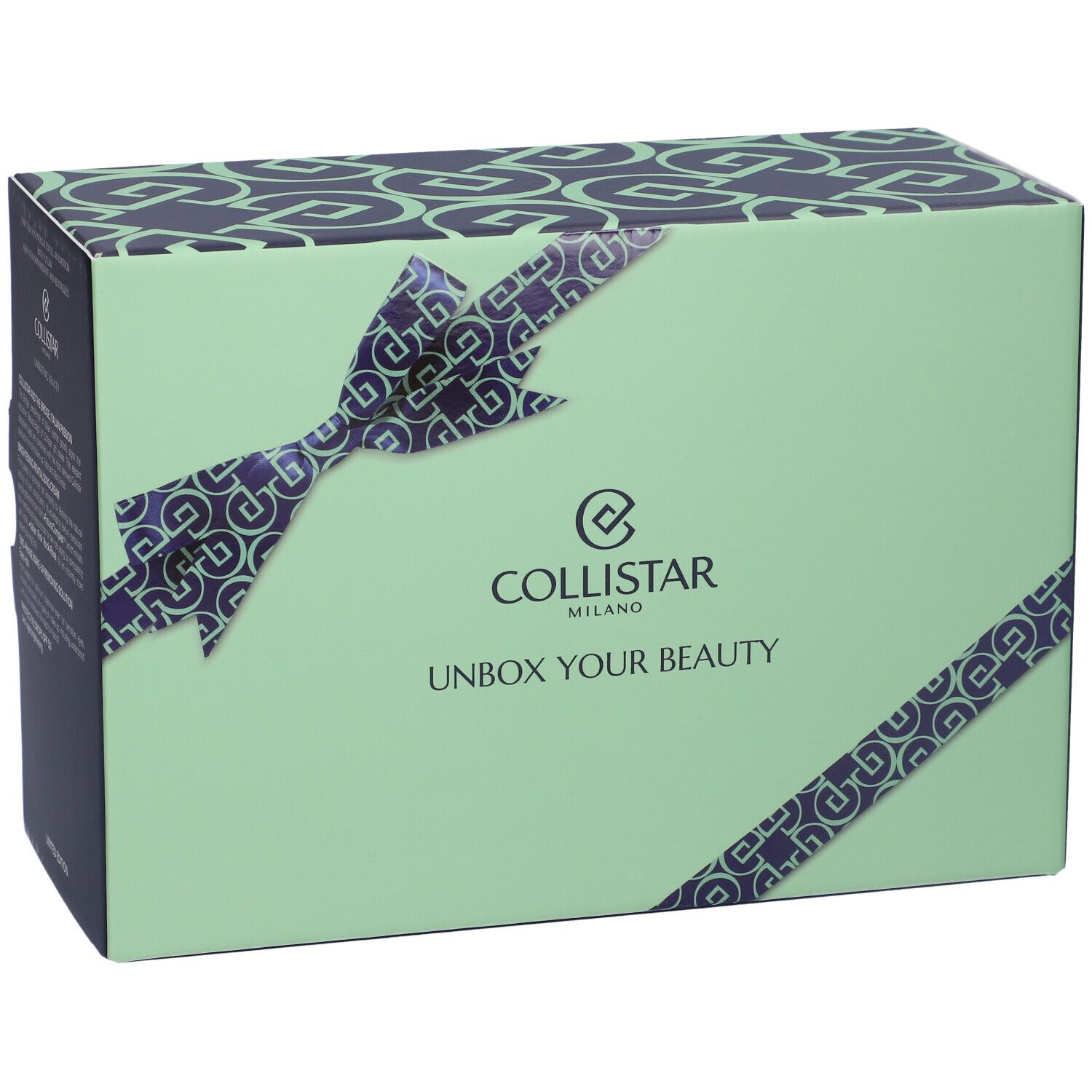 Scatola regalo verde chiaro con motivo blu. Scritta: COLLISTAR MILANO, UNBOX YOUR BEAUTY. Motivo fiocco.