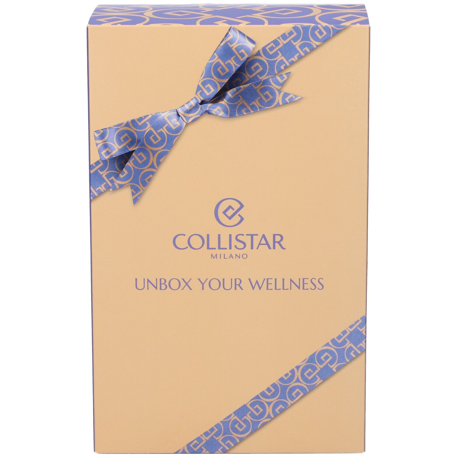 Confezione regalo con fiocco. Marchio Collistar, scritta "Unbox Your Wellness". Beige e blu. Logo e testo.
