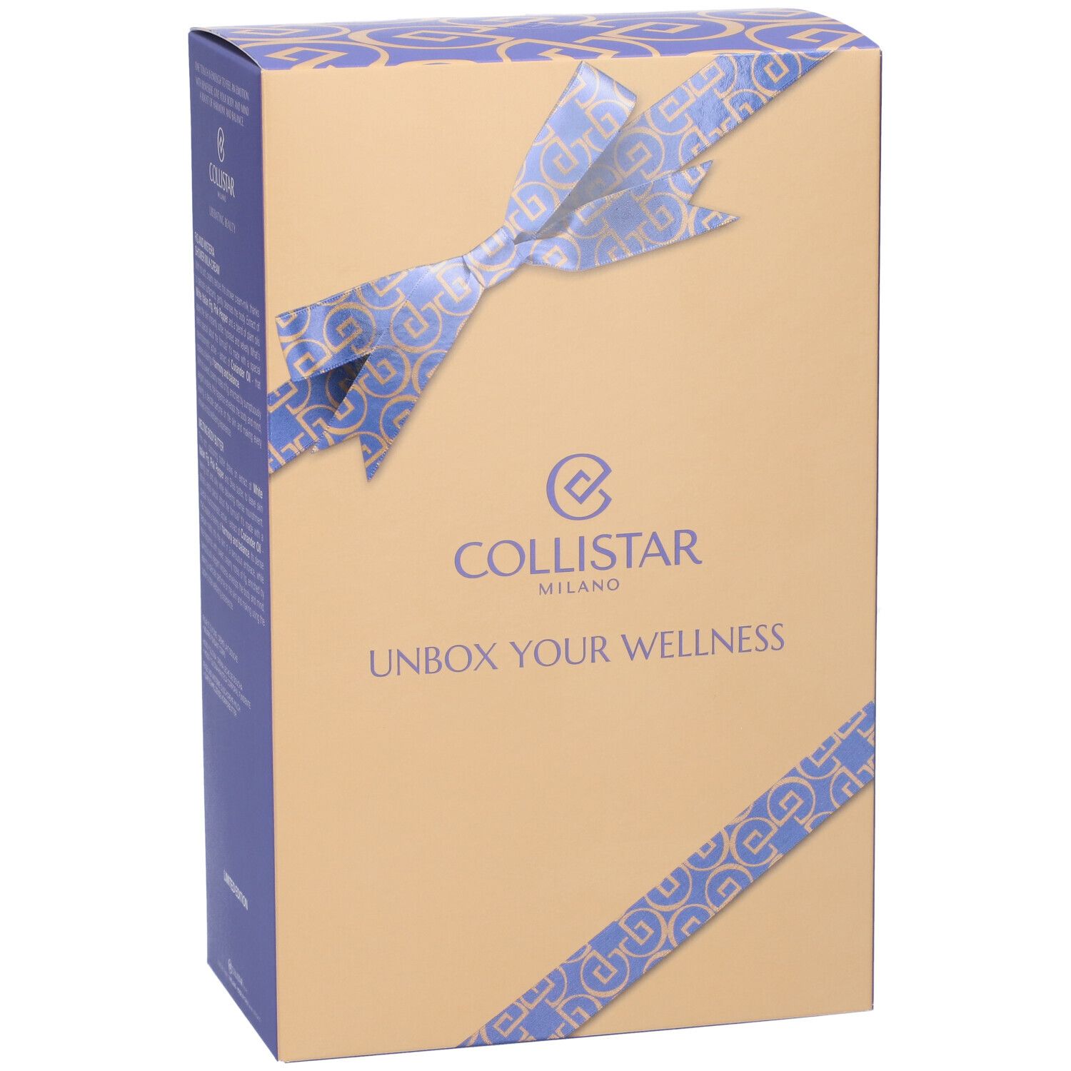 Confezione regalo con testo e fiocco. Marchio Collistar, scritta: Unbox Your Wellness. Design beige e blu.