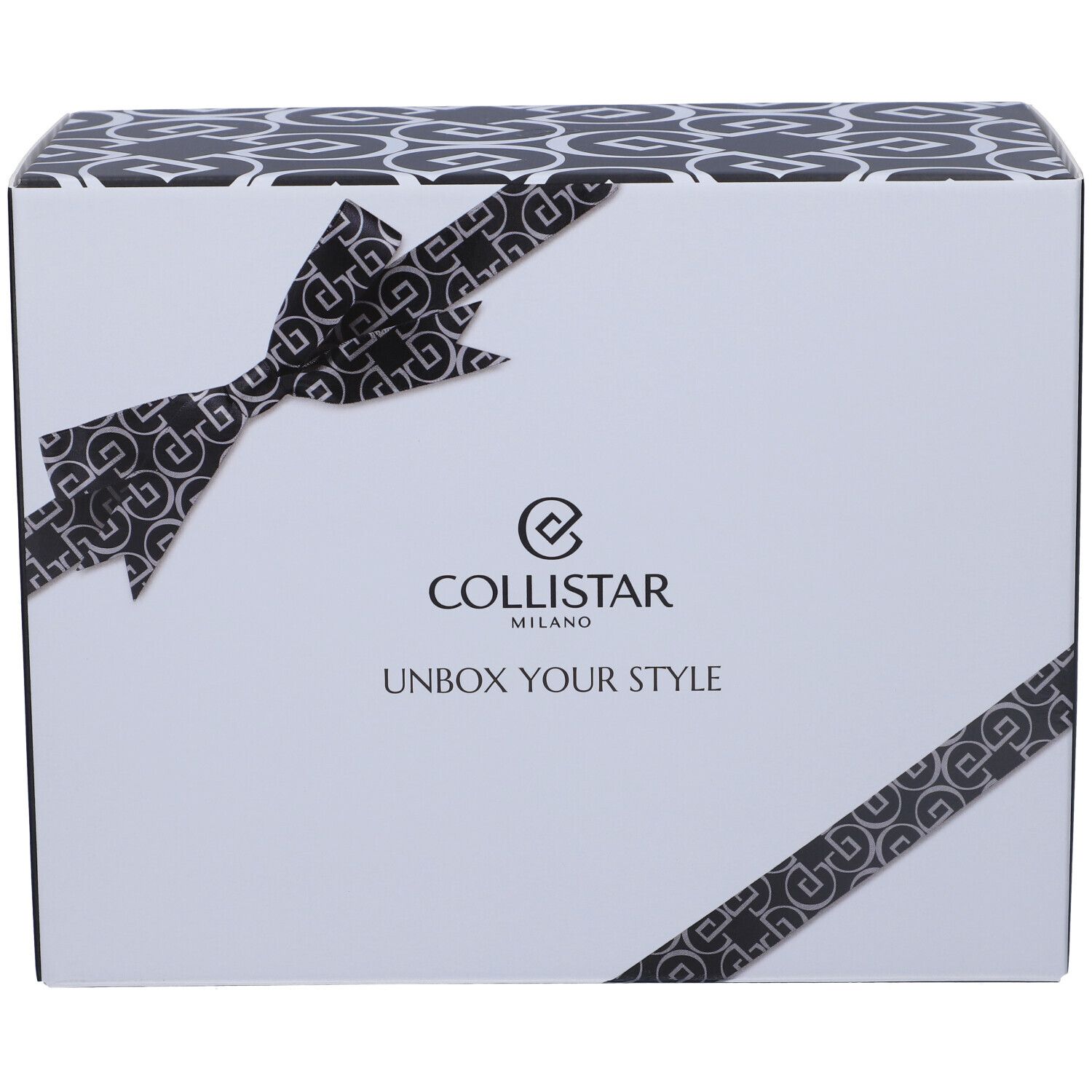 Scatola bianca con motivo nero e fiocco. Logo e scritta Collistar Milano, Unbox Your Style.