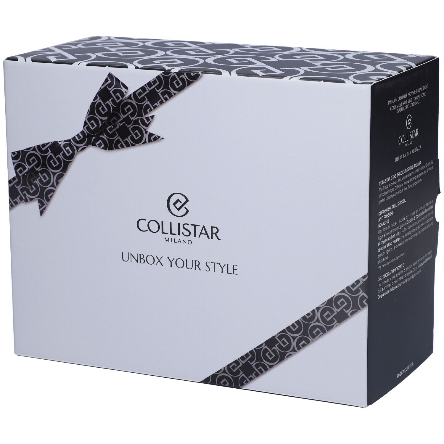 Scatola regalo bianca con motivo nero e testo. Testo: Collistar, Unbox Your Style. Nastro nero con motivo. Vista angolare.