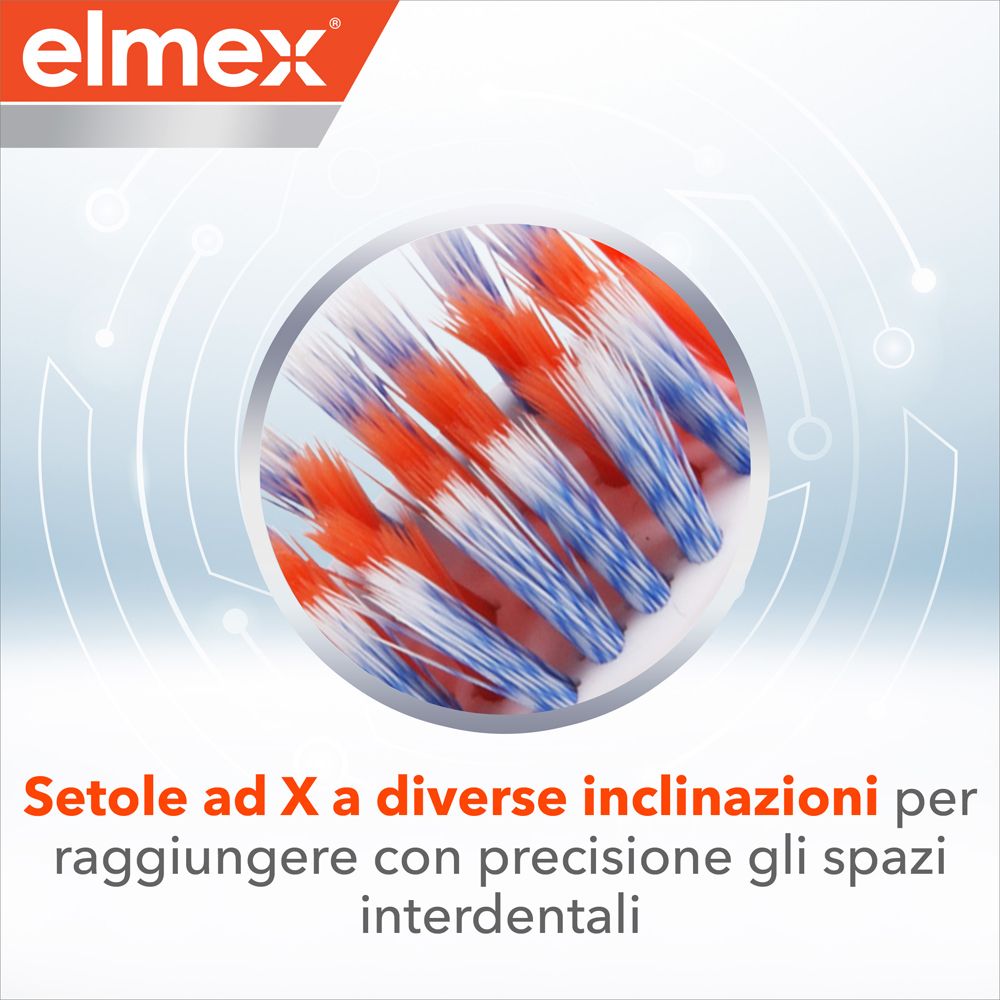 Primo piano della testina dello spazzolino Elmex. Disposizione delle setole a forma di X. Setole blu e arancioni.