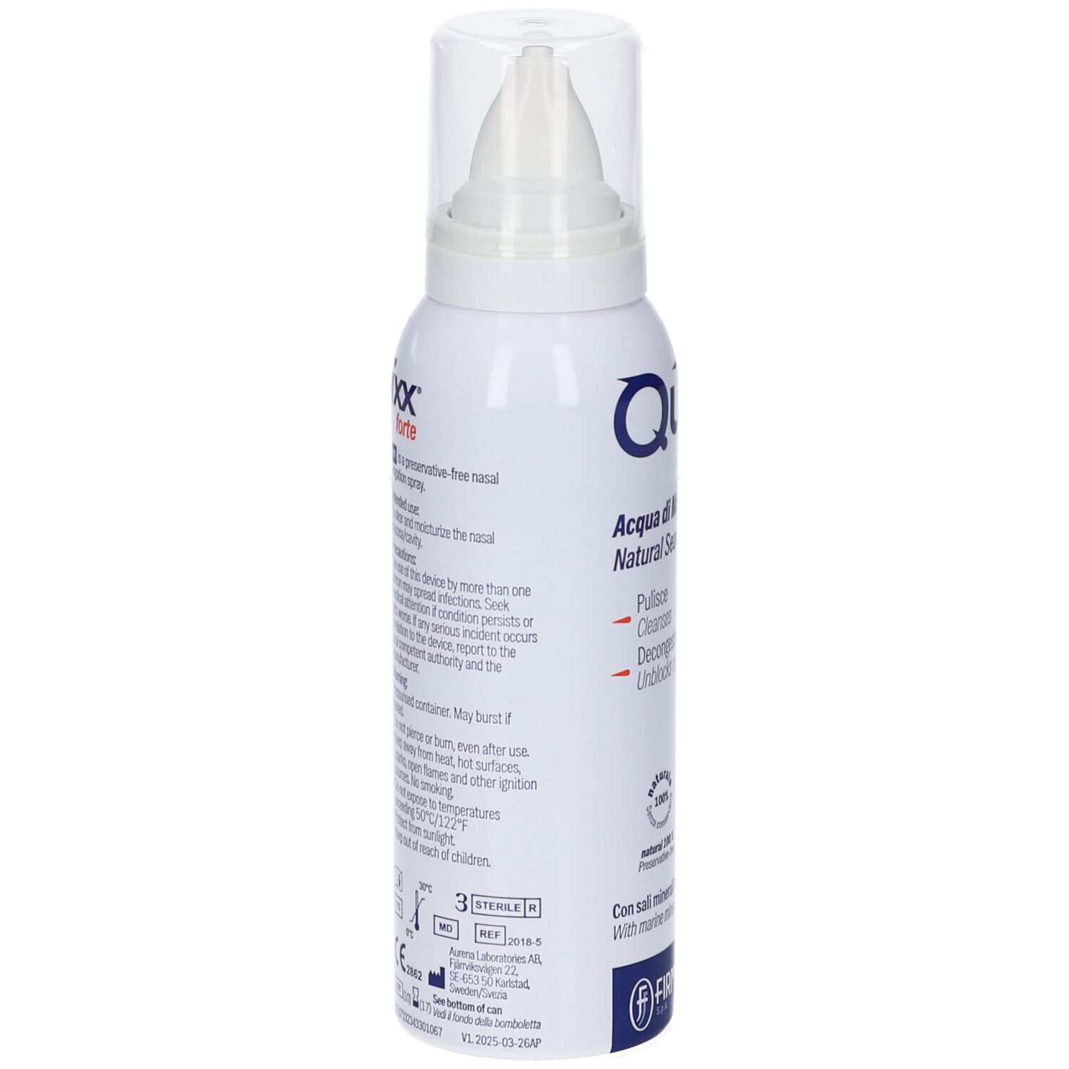 Flacone spray bianco con testo e informazioni. Contiene acqua di mare. Con applicatore nasale e tappo. Marchio Quixx forte.
