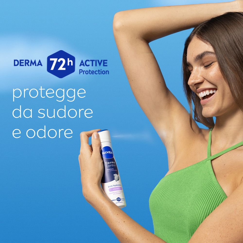 Donna che spruzza deodorante. Testo: Protegge da sudore e odore. Logo: Derma 72h Active Protection.