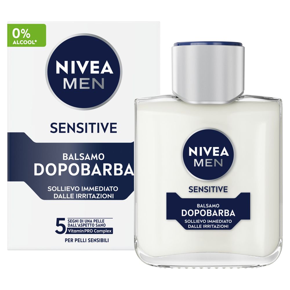 Balsamo dopobarba Nivea Men Sensitive. Flacone bianco con etichetta blu e logo. 0% alcool. Confezione.