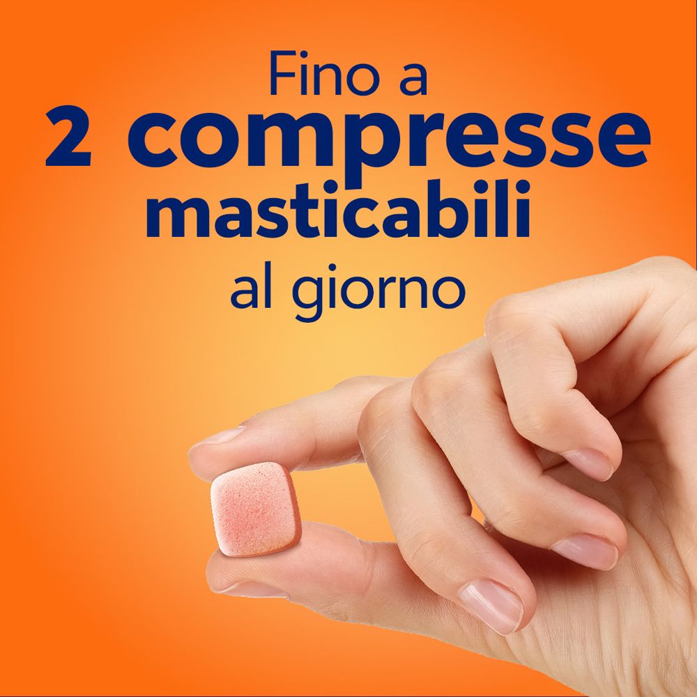 Mano che tiene una compressa masticabile rosa. Testo: Fino a 2 compresse masticabili al giorno.