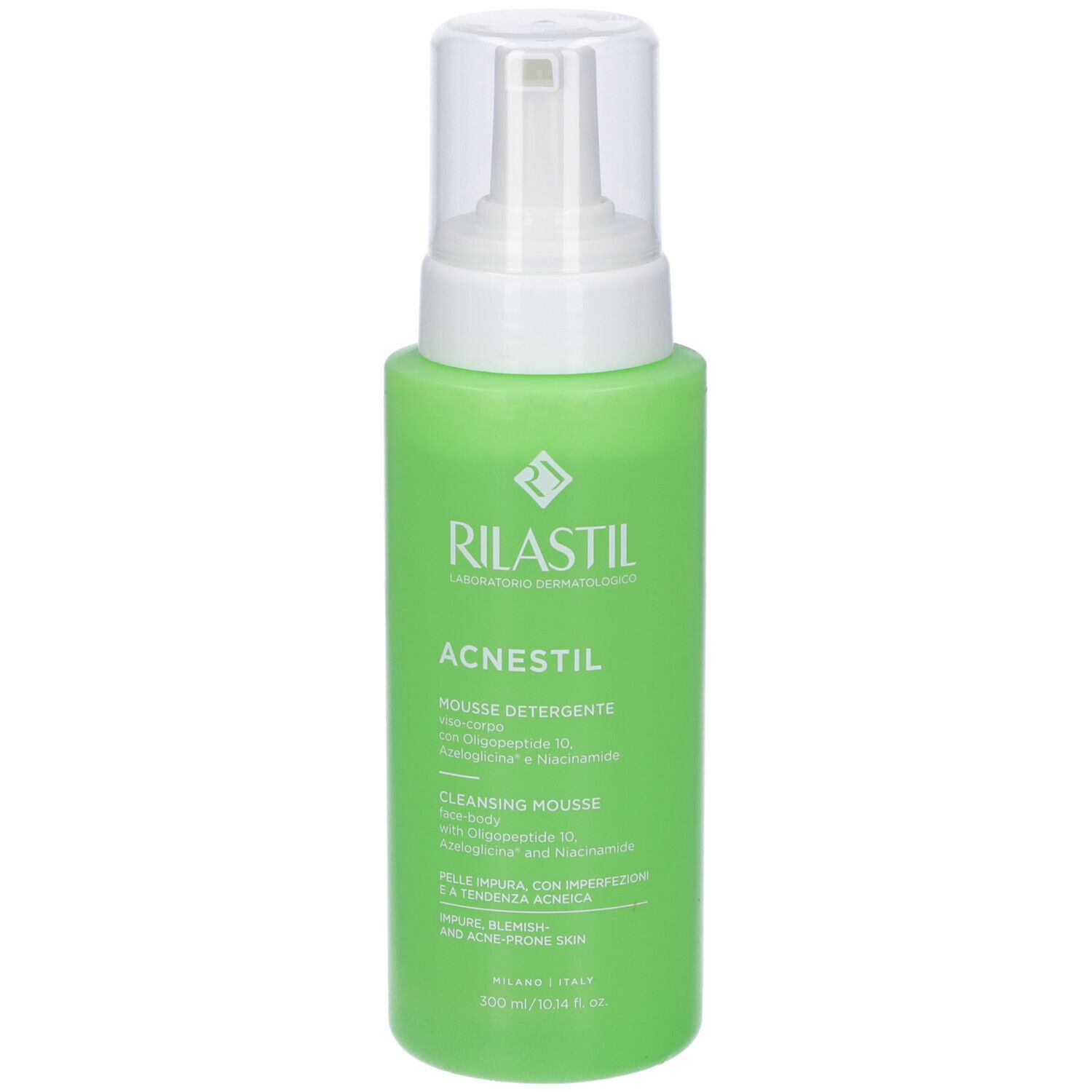 Flacone verde con erogatore bianco. Scritta: Rilastil, Acnestil Mousse Detergente. Testo in italiano.