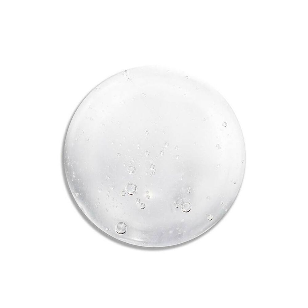 Goccia di gel trasparente e rotonda con piccole bolle. Su sfondo bianco.