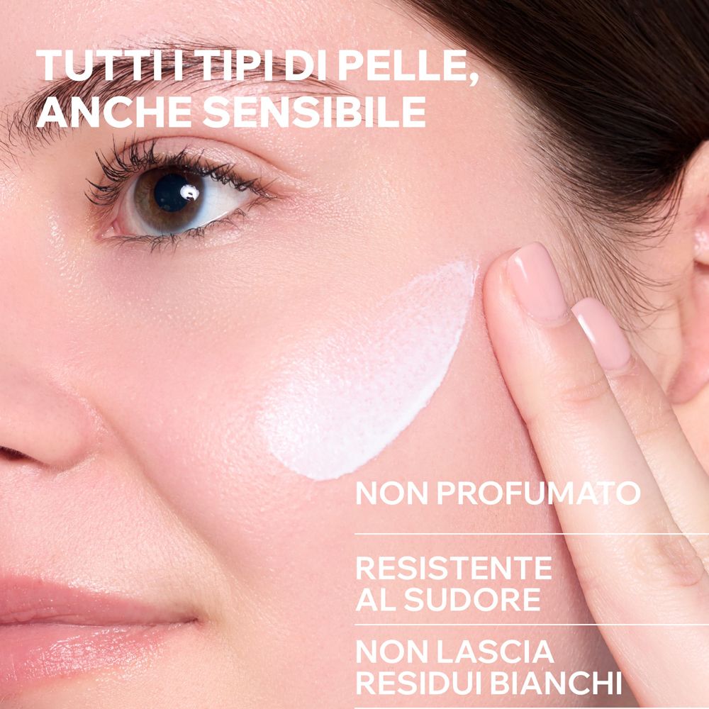 Applicazione di crema sulla pelle del viso. Senza profumo, resistente al sudore, non lascia residui bianchi.