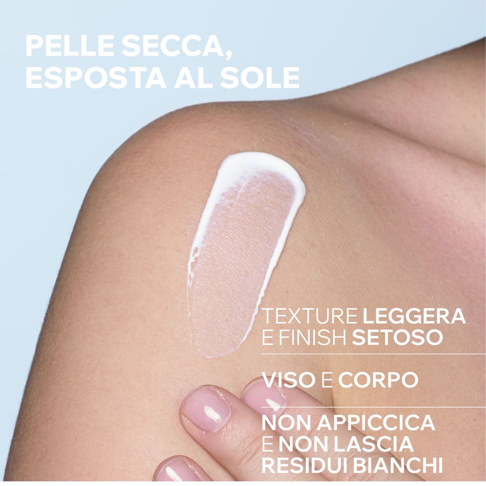 Applicazione cremosa di latte solare Uriage Bariésun su pelle esposta al sole.