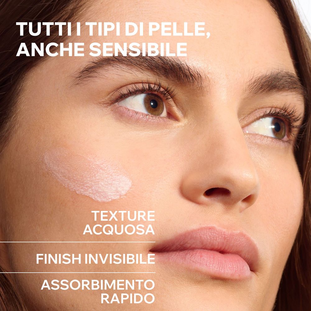 Donna con Uriage Bariesun Aqua Fluido Ultra-Mat SPF50+ sulla pelle.