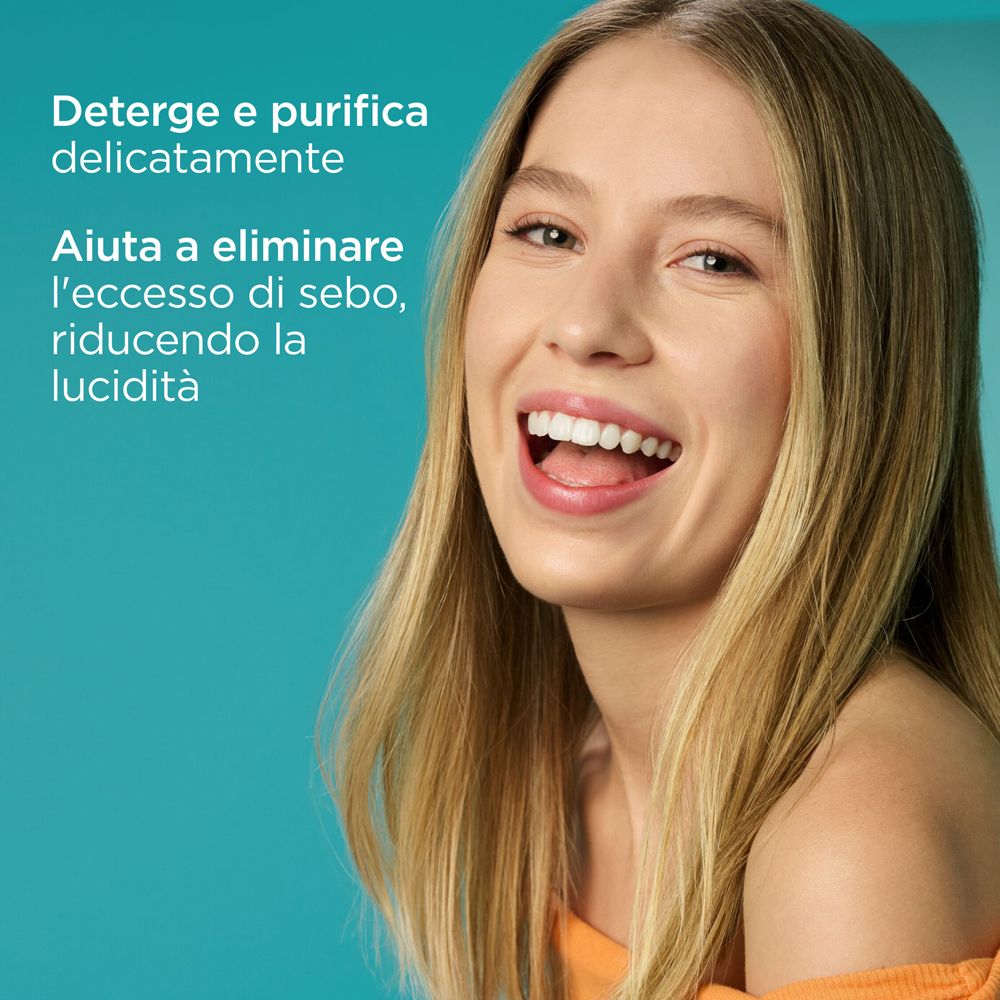 Giovane donna sorridente. Testo: Deterge e purifica delicatamente. Aiuta a eliminare l'eccesso di sebo.