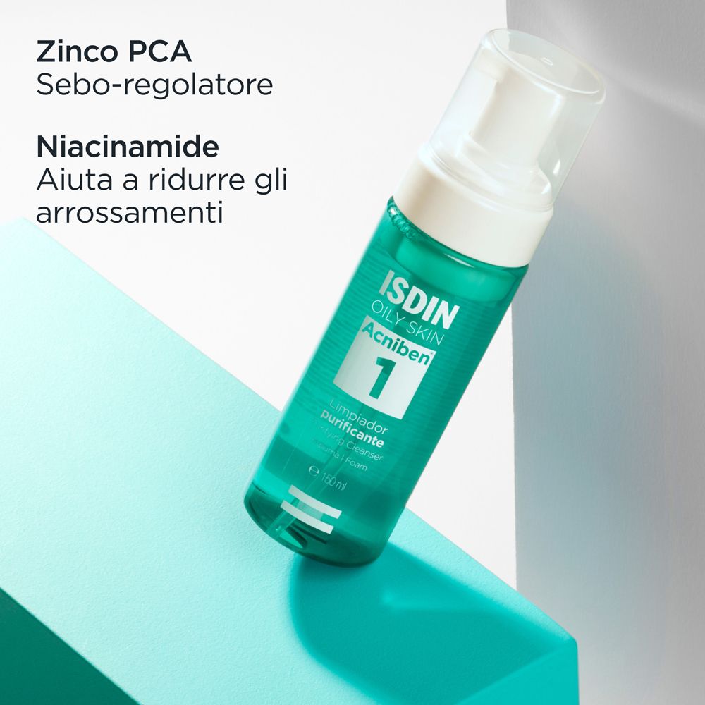 Flacone con scritta: ISDIN, OILY SKIN, Acniben 1. Zinco PCA. La niacinamide aiuta a ridurre gli arrossamenti.