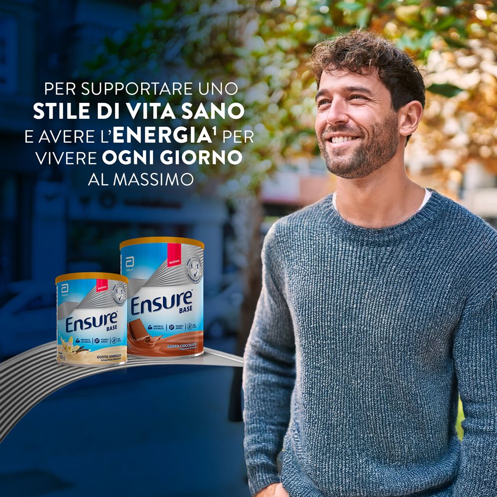 Lattina di Ensure Base cioccolato accanto a una lattina di vaniglia con un uomo.